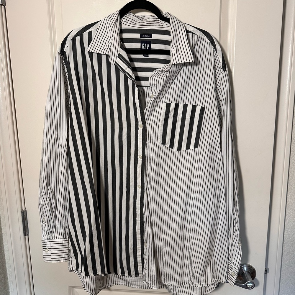 GAP Men's Monochrome Striped Button Down Shirt